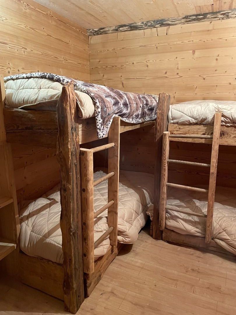 Dortoir avec 4 lits superposés (8 couchages 90x200)