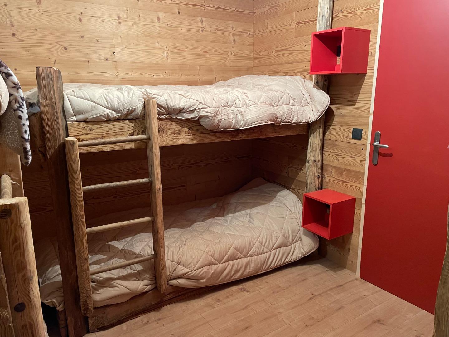 Dortoir avec 4 lits superposés (8 couchages 90x200)