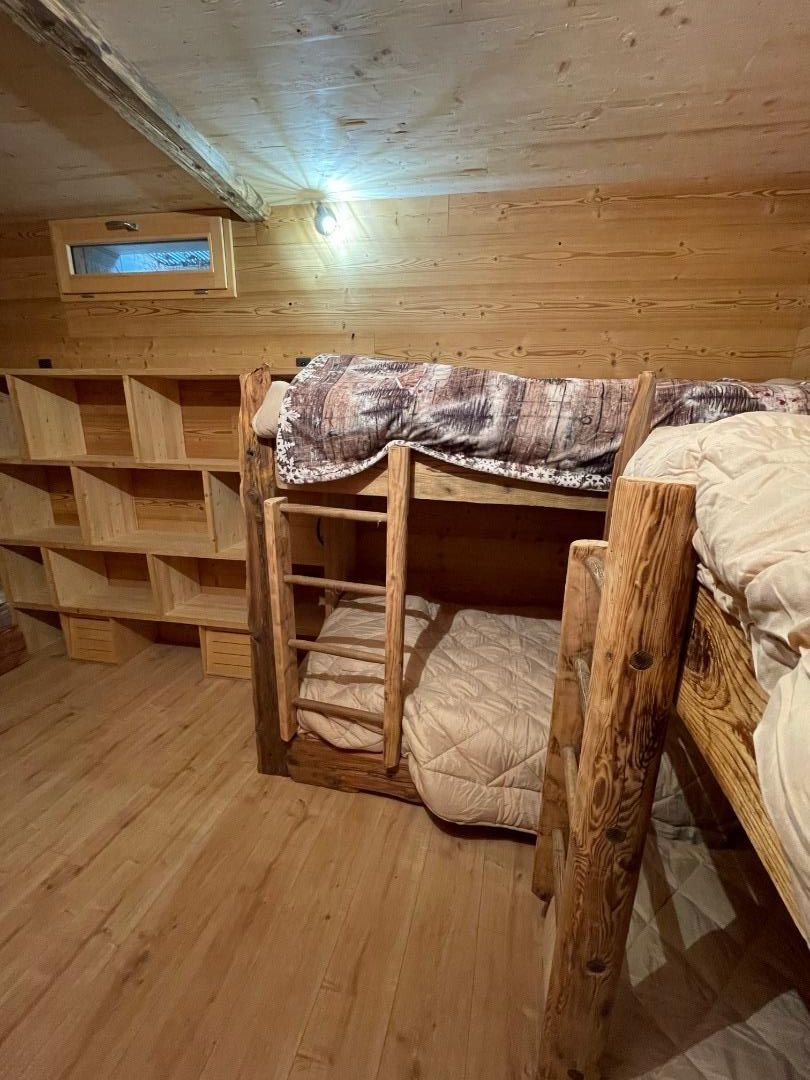 Dortoir avec 4 lits superposés (8 couchages 90x200)